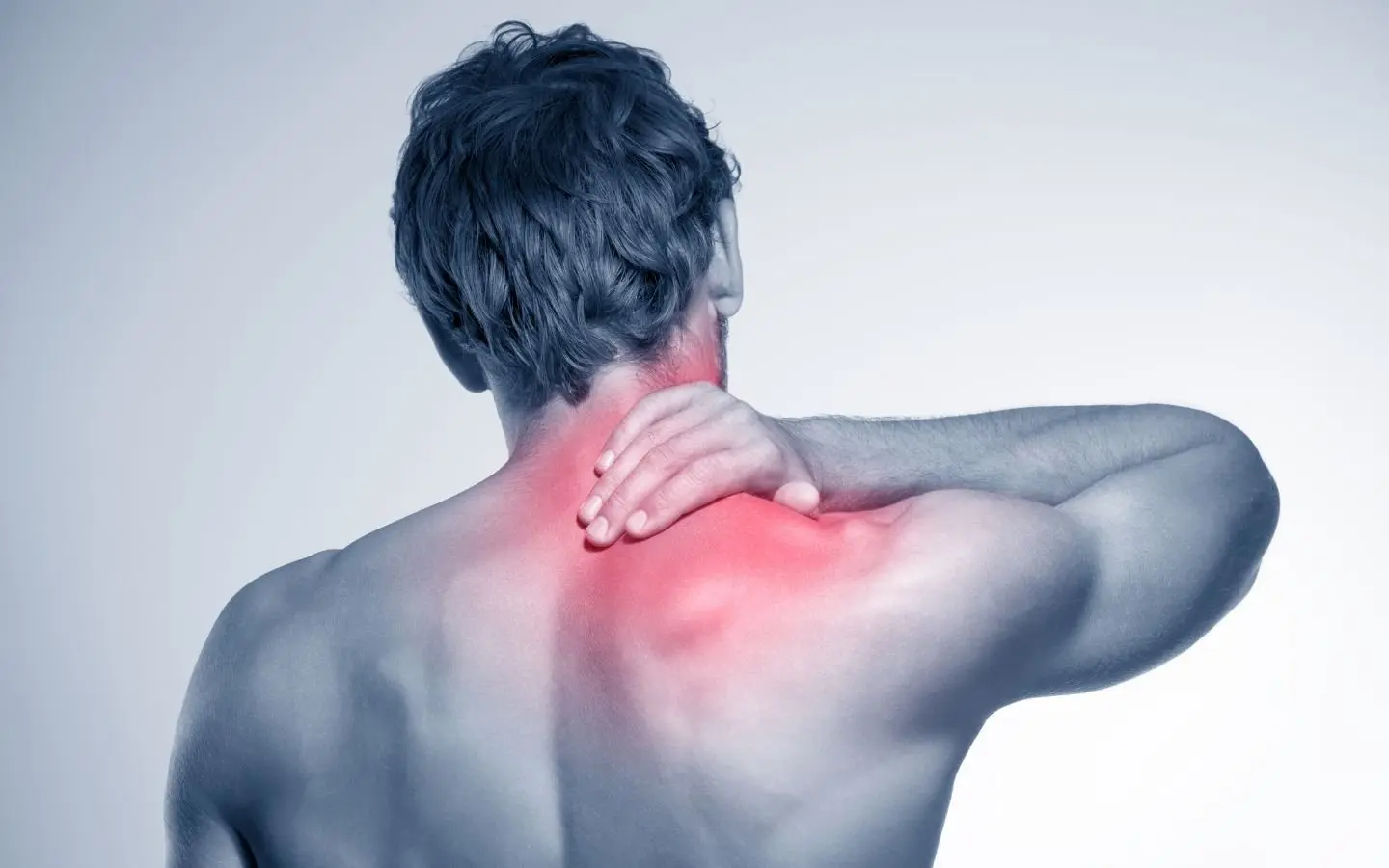 فردی که به دلیل درد زیاد گردن دست خود را به پشت گردن برده است و در تصویر نیز آن منطقه درد قرمز شده است