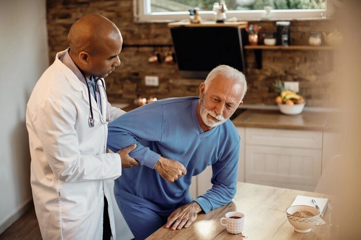 بیماری های تخریبی دیسک - تصویر پزشک و پیرمرد بیمار با درد کمر 