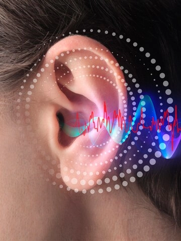 از بین رفتن عصب گوش - تصویر یک گوش یک خانم از کنار همراه با تصویر ارتعاشات دیجیتالی و سیگنال خروجی از گوش 