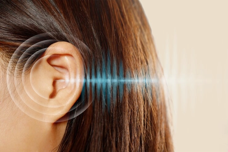از بین رفتن عصب گوش - تصویر گوش یک خانم از کنار 