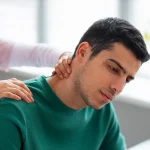 "مراجعه‌کننده در حال دریافت ماساژ درمانی برای بهبود علائم فیزیوتراپی گردن درد مزمن در کلینیک تخصصی"
