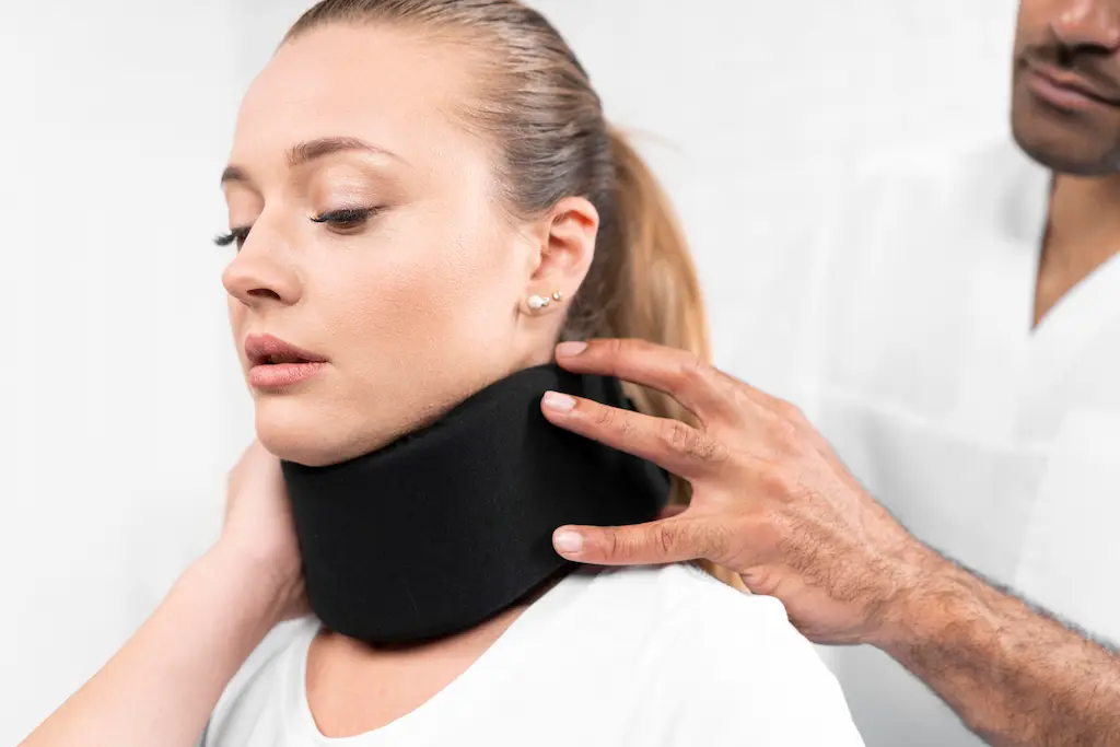 استفاده از گردنبند طبی و مراقبت تخصصی در فیزیوتراپی سردرد گردنی برای حمایت از مهره‌های گردن"