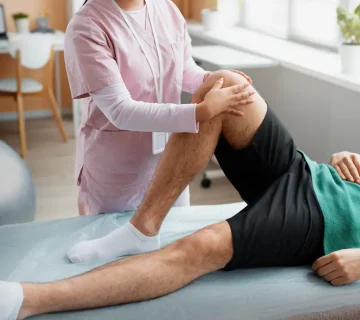 "توانبخشی بعد از تعویض مفصل زانو و لگن؛ تمرینات فیزیوتراپی برای تقویت زانو با کمک متخصص"