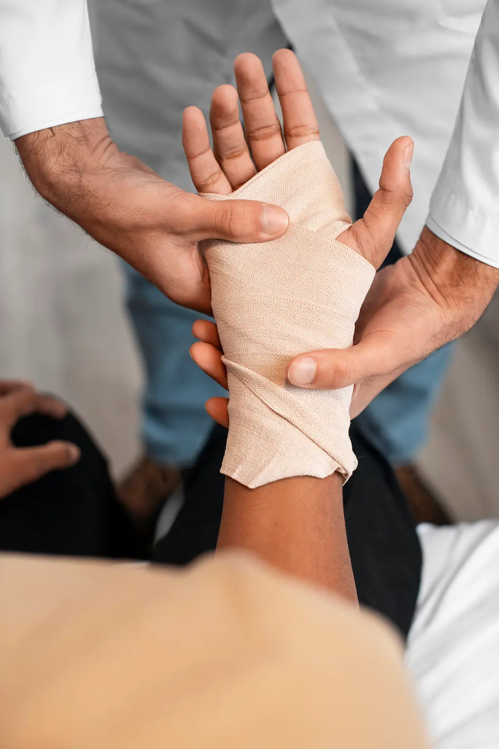 «مراقبت و معاینه دست بانداژ شده در جلسات فیزیوتراپی شکستگی برای کاهش درد و بهبود عملکرد مفصل»
