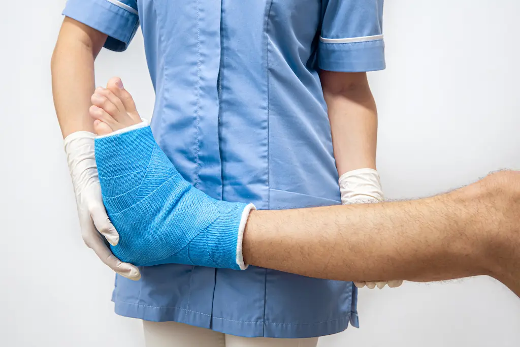 «ارزیابی وضعیت پا پس از گچگیری در روند فیزیوتراپی شکستگی برای شروع بازتوانی ایمن و مرحلهای»