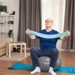 "فیزیوتراپی سالمندان در منزل با تمرینات کششی و تقویتی برای افزایش تعادل و بهبود توان حرکتی"