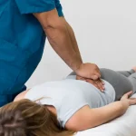 فیزیوتراپی سیاتیک و انجام تکنیک‌های منوال‌تراپی برای کاهش فشار روی عصب سیاتیک.