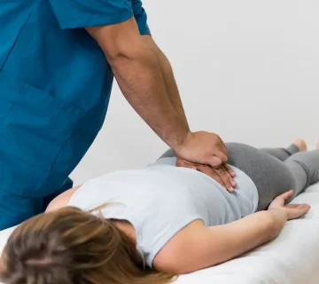 فیزیوتراپی سیاتیک و انجام تکنیک‌های منوال‌تراپی برای کاهش فشار روی عصب سیاتیک.