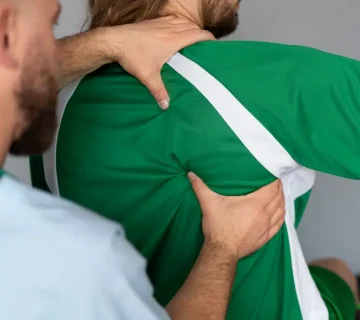 فیزیوتراپی شانه یخ زده با درمان دستی و بهبود دامنه حرکتی مفصل شانه