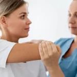 «فیزیوتراپیست در حال ارزیابی و حرکت‌دادن مفصل آرنج بیمار؛ بخشی از روند تخصصی فیزیوتراپی تنیس البو و گلف البو برای کاهش درد و بهبود عملکرد ساعد.»