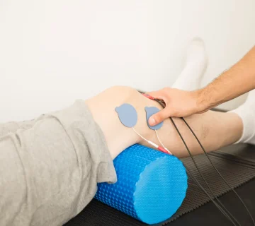 درمان تخصصی آسیب‌های ورزشی با فیزیوتراپی زانو شامل الکتروتراپی و تمرین‌درمانی برای کاهش درد، افزایش قدرت و بازگشت ایمن به فعالیت ورزشی