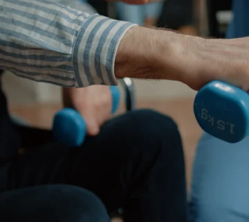 مدت زمان درمان فیزیوتراپی در تمرینات تقویتی دست با دمبل تحت نظارت متخصص برای تسریع روند بهبودی