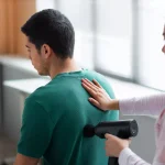 اصلاح درد اسکلتی‌عضلانی ناشی از بد نشستن با فیزیوتراپی درد شانه شامل ماساژ درمانی، آزادسازی عضلات و بهبود وضعیت قرارگیری شانه و ستون فقرات