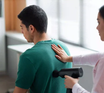 اصلاح درد اسکلتی‌عضلانی ناشی از بد نشستن با فیزیوتراپی درد شانه شامل ماساژ درمانی، آزادسازی عضلات و بهبود وضعیت قرارگیری شانه و ستون فقرات