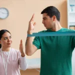 اشتباهات در فیزیوتراپی رایجی که روند درمان را کند می‌کند مانند اجرای نادرست تمرین‌های مقاومتی و عدم رعایت اصول صحیح حرکت تحت نظر فیزیوتراپیست