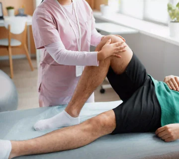 بازتوانی زانو با فیزیوتراپی رباط صلیبی شامل تمرین‌درمانی تخصصی، تقویت عضلات اطراف زانو و افزایش دامنه حرکتی پس از آسیب یا جراحی ACL