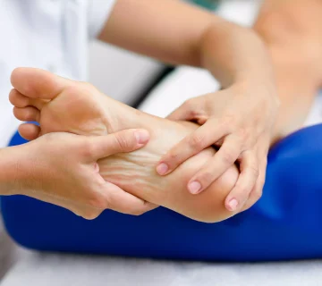 فیزیوتراپی درد کف پا درمان بدون جراحی با ماساژ تخصصی و تکنیک‌های درمان دستی برای کاهش التهاب و تسکین درد پاشنه پا