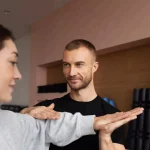 چگونه بفهمیم به فیزیوتراپی نیاز داریم؟ بررسی علائم درد مزمن، محدودیت حرکتی و ضعف عضلانی تحت ارزیابی فیزیوتراپیست