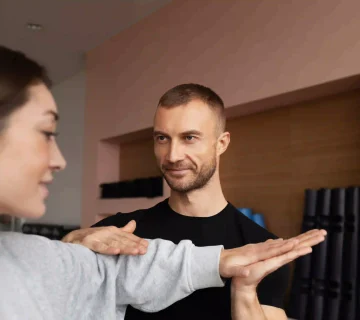 چگونه بفهمیم به فیزیوتراپی نیاز داریم؟ بررسی علائم درد مزمن، محدودیت حرکتی و ضعف عضلانی تحت ارزیابی فیزیوتراپیست