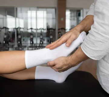 درمان اصولی آسیب‌های مفصل حیاتی با فیزیوتراپی مچ پا شامل ارزیابی تخصصی، تمرین‌درمانی هدفمند و افزایش دامنه حرکتی برای بهبود پایداری مچ پا