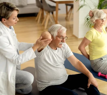 نقش فیزیوتراپی سکته مغزی در بازیابی حرکت با تمرین‌های هدفمند، بهبود تعادل، افزایش کنترل عضلات و بازگرداندن استقلال حرکتی بیماران