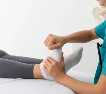 درمان تخصصی التهاب با فیزیوتراپی تاندون آشیل شامل تمرین‌درمانی هدفمند، کاهش التهاب و افزایش انعطاف‌پذیری تاندون برای بهبود عملکرد مچ پا