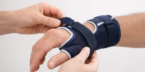 فیزیوتراپی تونل کارپال با استفاده از مچ‌بند طبی برای کاهش فشار عصب مچ دست