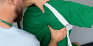 فیزیوتراپی شانه یخ زده با درمان دستی و بهبود دامنه حرکتی مفصل شانه