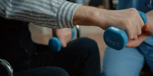 مدت زمان درمان فیزیوتراپی در تمرینات تقویتی دست با دمبل تحت نظارت متخصص برای تسریع روند بهبودی