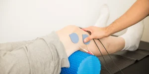 درمان تخصصی آسیب‌های ورزشی با فیزیوتراپی زانو شامل الکتروتراپی و تمرین‌درمانی برای کاهش درد، افزایش قدرت و بازگشت ایمن به فعالیت ورزشی