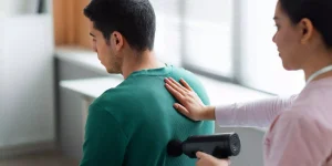 اصلاح درد اسکلتی‌عضلانی ناشی از بد نشستن با فیزیوتراپی درد شانه شامل ماساژ درمانی، آزادسازی عضلات و بهبود وضعیت قرارگیری شانه و ستون فقرات