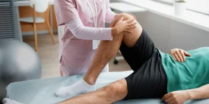 "توانبخشی بعد از تعویض مفصل زانو و لگن؛ تمرینات فیزیوتراپی برای تقویت زانو با کمک متخصص"