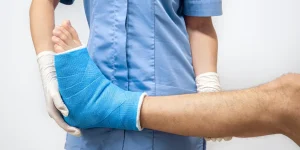 «ارزیابی وضعیت پا پس از گچ‌گیری در روند فیزیوتراپی شکستگی برای شروع بازتوانی ایمن و مرحله‌ای»