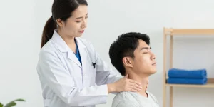 کاهش درد و علائم با فیزیوتراپی دیسک گردن از طریق درمان دستی، تمرین‌های اصلاحی و کاهش فشار روی مهره‌های گردنی