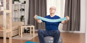 "فیزیوتراپی سالمندان در منزل با تمرینات کششی و تقویتی برای افزایش تعادل و بهبود توان حرکتی"