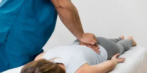 فیزیوتراپی سیاتیک و انجام تکنیک‌های منوال‌تراپی برای کاهش فشار روی عصب سیاتیک.