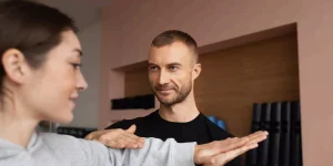 چگونه بفهمیم به فیزیوتراپی نیاز داریم؟ بررسی علائم درد مزمن، محدودیت حرکتی و ضعف عضلانی تحت ارزیابی فیزیوتراپیست