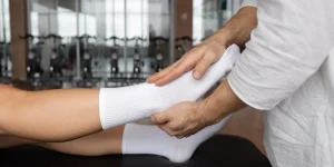 درمان اصولی آسیب‌های مفصل حیاتی با فیزیوتراپی مچ پا شامل ارزیابی تخصصی، تمرین‌درمانی هدفمند و افزایش دامنه حرکتی برای بهبود پایداری مچ پا