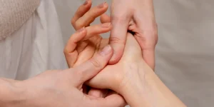 «درمان تاندون‌های انگشت و کف دست با روش‌های تخصصی فیزیوتراپی دست و مچ در کلینیک باتیس»