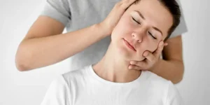 درمان دستی و تنظیم حرکات گردن در فیزیوتراپی سردرد گردنی برای کاهش درد و بهبود حرکت"